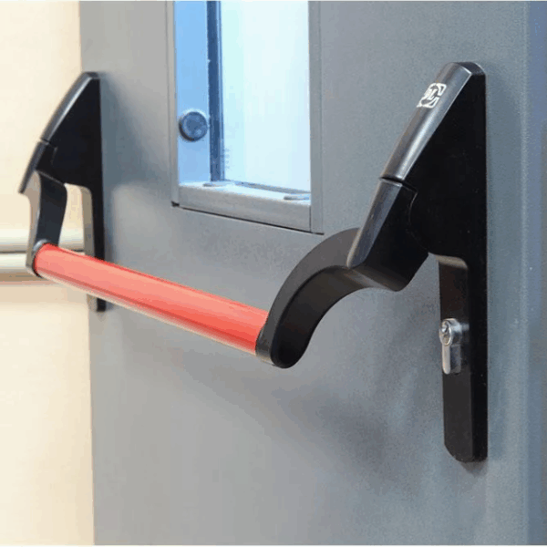 Противопожарная металлическая дверь со штангой антипаника EI 60