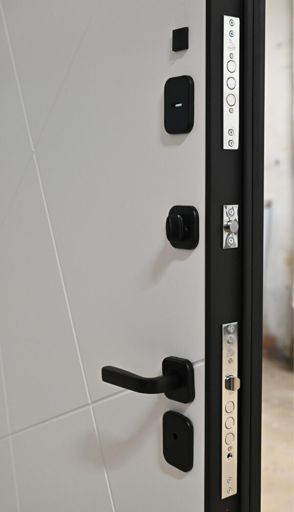 Входная дверь Комфорт Черный Кварц Велютто бьянко — изображение 3